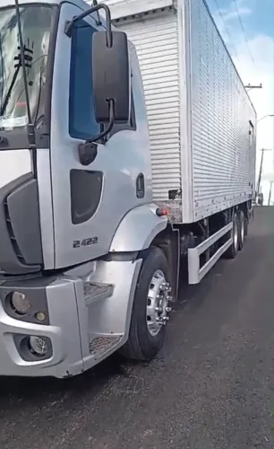 Ford Cargo 2422 com baú