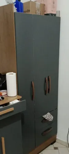 Guarda-roupa pequeno