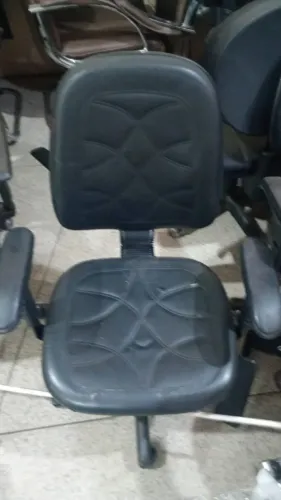 Cadeira giratória de escritório no couro preto.