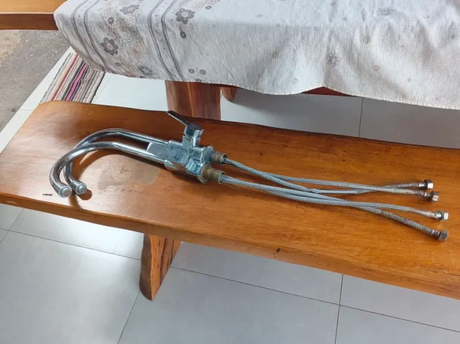 Vende se 2 torneira que sai água fria e quente