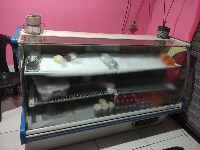 Vende-se um balcão refrigerado 