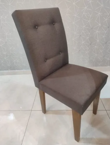 Mesa de jantar com 4 cadeiras.