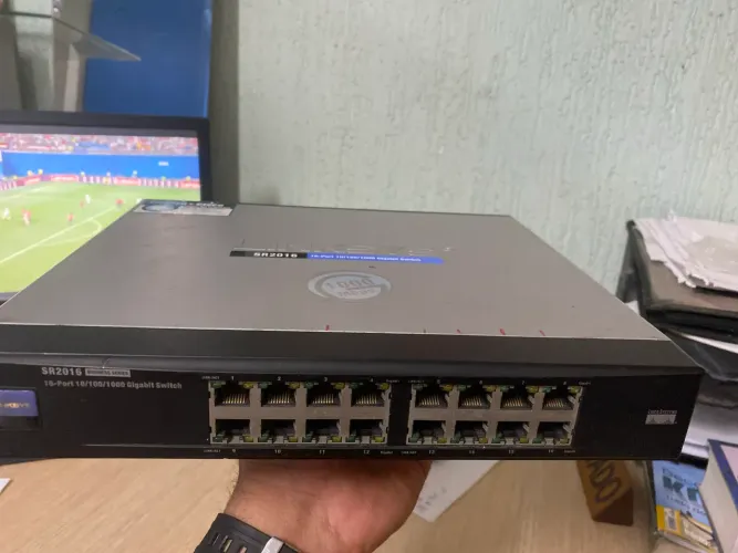 Switch Gigabit Linksys Cisco Linksys SR2016 de 16 portas 10/100/1000