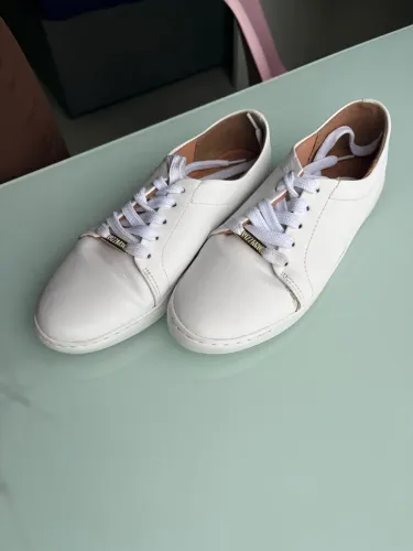 Tênis de couro branco vizzano 38