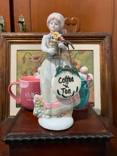 BONECA COFEE AND TEA PORCELANA BY BOUQUET E PLACA COFFEE N TEA COM ALÇA.