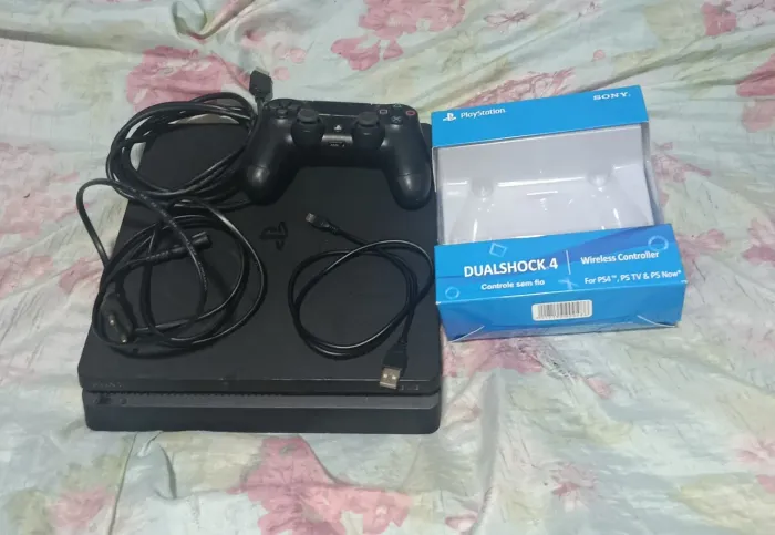 Playstation 4 console + 1 controle