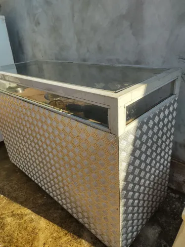 Balcão grande com vidro
