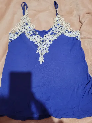 Regata azul com detalhes em renda branco 