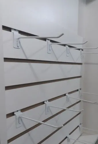 Painel canaletado mdf  60 x 60cm branco  com ganchos 
