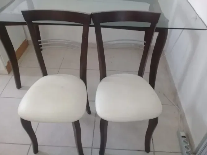 Mesa de Vidro com seis 6 cadeiras.