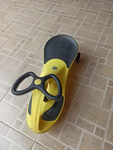 Carrinho Rolimã Car / Triciclo Gira-Gira Car Amarelo até 100kg