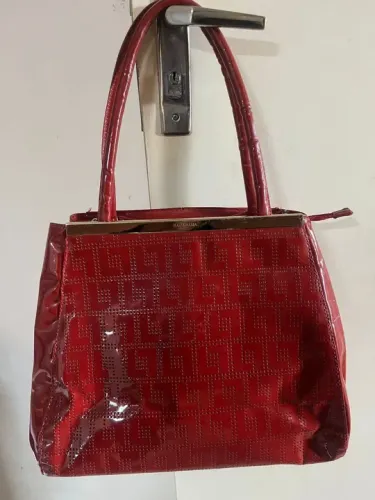 Baixou o preço! Bolsa couro Luz da Lua verniz vermelha ,seminova! Entrega em mãos