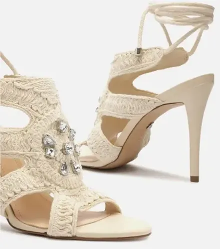 Sandália off-white salto fino bordada Mykonos