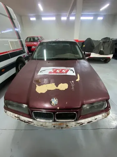 Sucata BMW 325i 1995 Vermelha Disponível para retirada de peças 