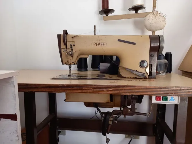 Máquina de Costura Reta Industrial Pfaff
