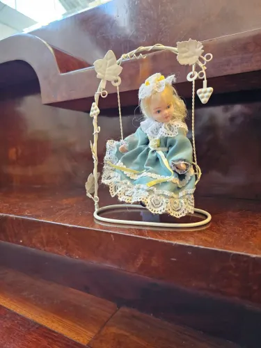 Boneca antiga no balanço