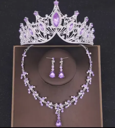 Conjunto coroa lilás com prata mais colar e brinco 