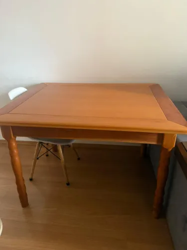 Mesa de madeira maciça