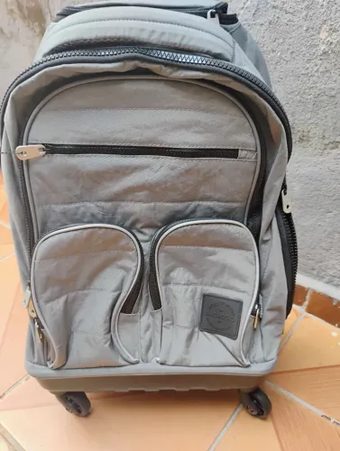 Mochila de rodinhas cinza
