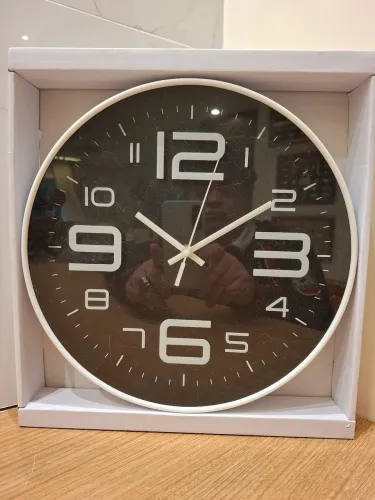 Relógio de Parede Moderno com Design Elegante