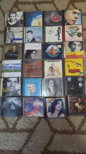 Coleção com 24 CDs originais usados - Música Italiana e Internacional