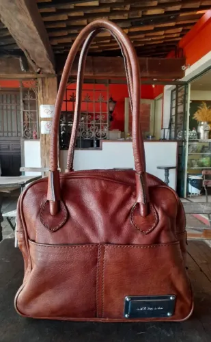 Bolsa em couro natural, da marca Luz da Lua.