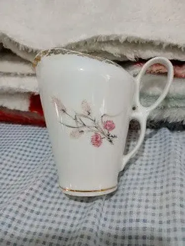 Leiteirinha de Porcelana Antiga com Detalhes Florais