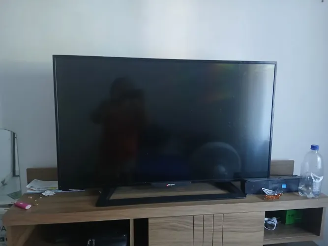 Vendo todos móveis, máquina de lavar roupas, mesa c/5cadeiras de madeira, uma escriva, cam