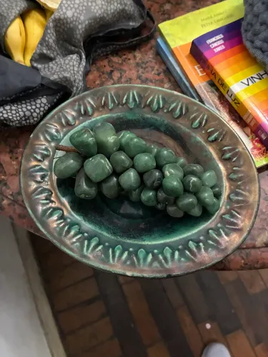 Fruteira de cerâmica com uva
