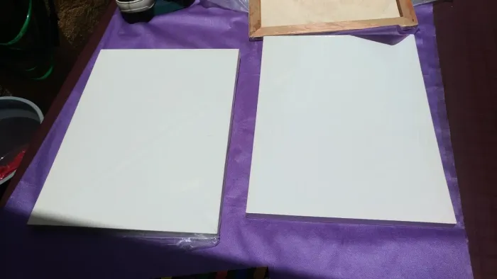 Quadros Decorativos em Tela, são 3u lacrados, com30cm x 40cm e 2u pintados, bom estado.