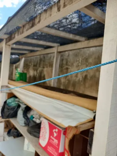 Toldo vertical cor bege com janela transparente 