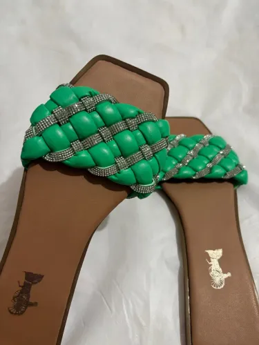 Sandália Rasteirinha Verde com Detalhes em Strass