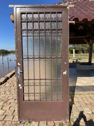 ?PORTA ANTIGA FERRO COM COMPLETA COM POSTIGO VIDRO E BATENTES ?