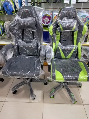Cadeira Gamer com almofada nas costas e na cervical