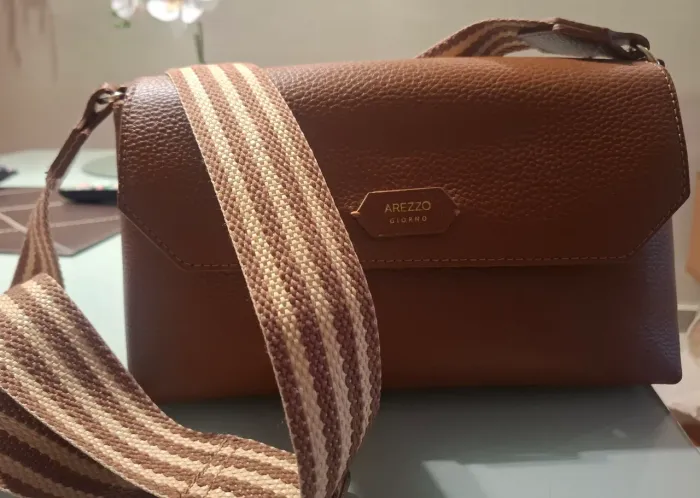 Bolsa de ombro marrom média Arezzo Giorno Marrom