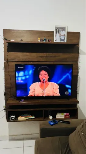 Rack para TV com prateleiras e nicho