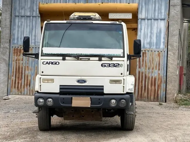 Caminhão Ford Cargo 6332e, 320 CV, 6x4 - Traçado, ano 2010, com Caçamba Rossetti de 14 m³