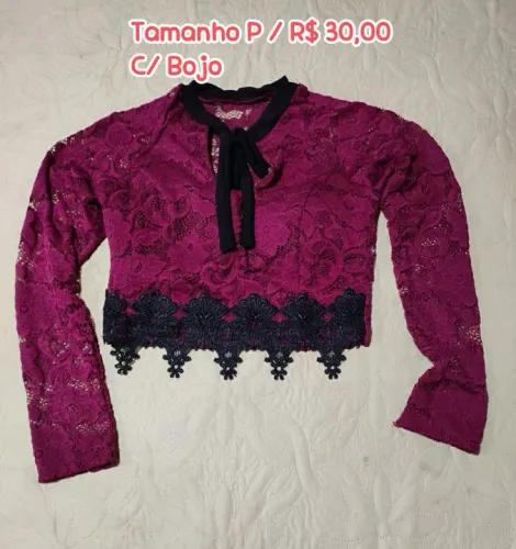 Blusa cropped, de renda, com bojo.