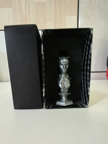 Busto Mulher-Gato (Catwoman) - Omelete Box / DC (Peça de Metal)