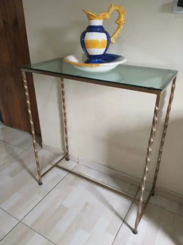 Mesa de centro em metal dourado com tampo de vidro
