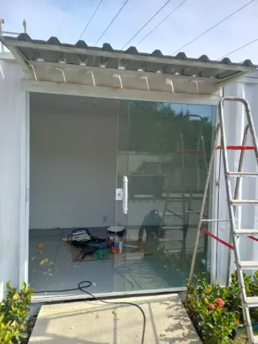 Porta de vidro temperado para loja diversas.