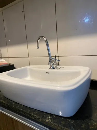 Pia de Mármore de Banheiro com cuba Elevada + Torneira.