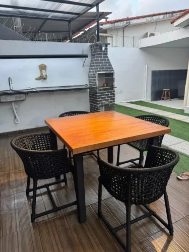 Mesa quadrada em corda náutica, disponível em cores