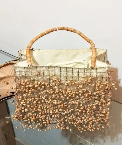 Bolsa artesanal com detalhes em bambu