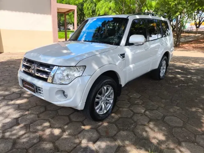 PAJERO FULL HPE AUTOMÁTICO 2014 
