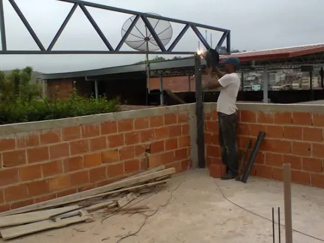 Serralheiro profissional trabalho de qualidade