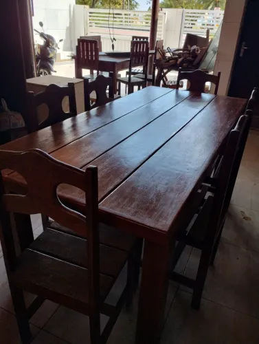 Mesa com 6 cadeiras de madeira