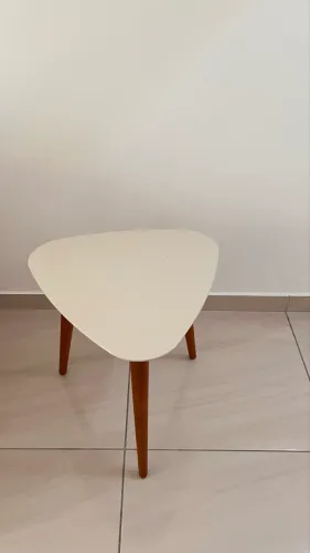 Mesa de canto bege pés palitos