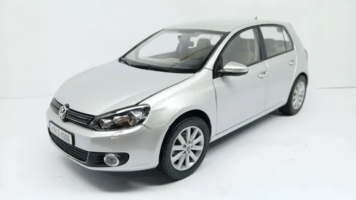Miniatura Volkswagen Golf 6 1/18