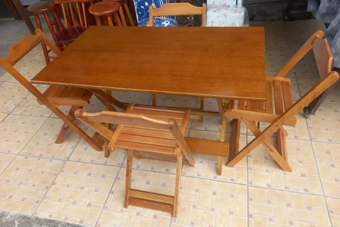 Mesa de 120x70 Dobrável de Madeira com 4 cadeiras dobráveis na cor mel